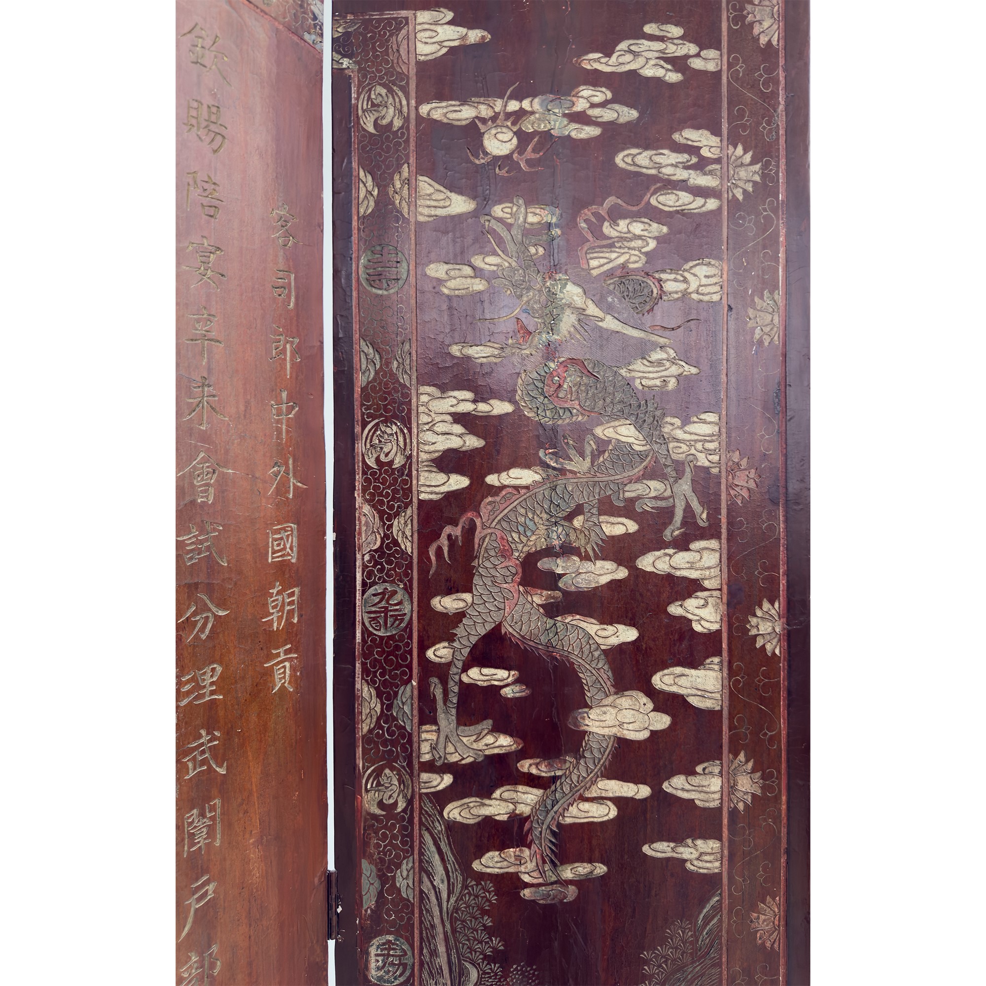 Paravento cinese a otto ante in legno tinto marrone, decorato con ideogrammi e scene di vita quot...
