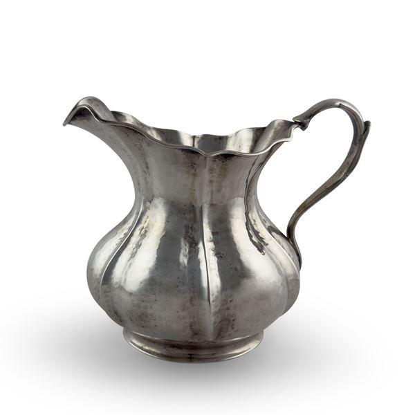Caraffa in argento a superficie martellata