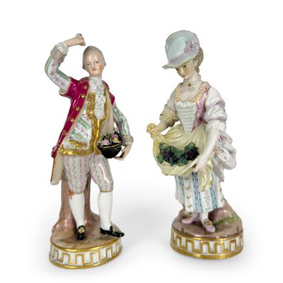Meissen, Coppia di sculture in porcellana policroma raffiguranti un gentiluomo e una gentildonna