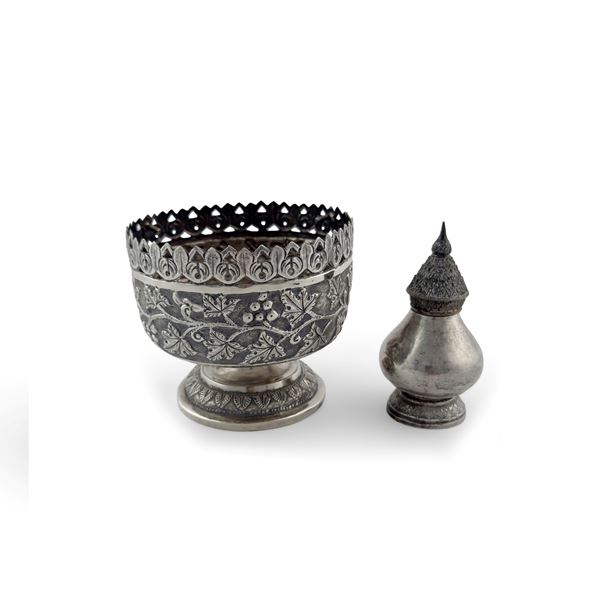 Piccola bowl e bottiglietta in argento, probabilmente manifattura orientale