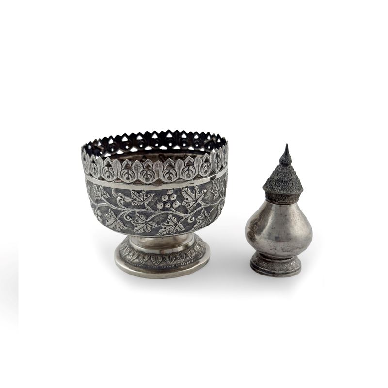 Piccola bowl e bottiglietta in argento, probabilmente manifattura orientale