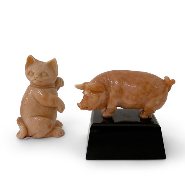 Un maialino e un gatto in corallo orientale