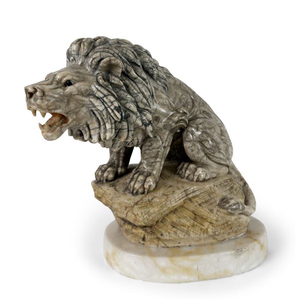 Leone accosciato in marmo