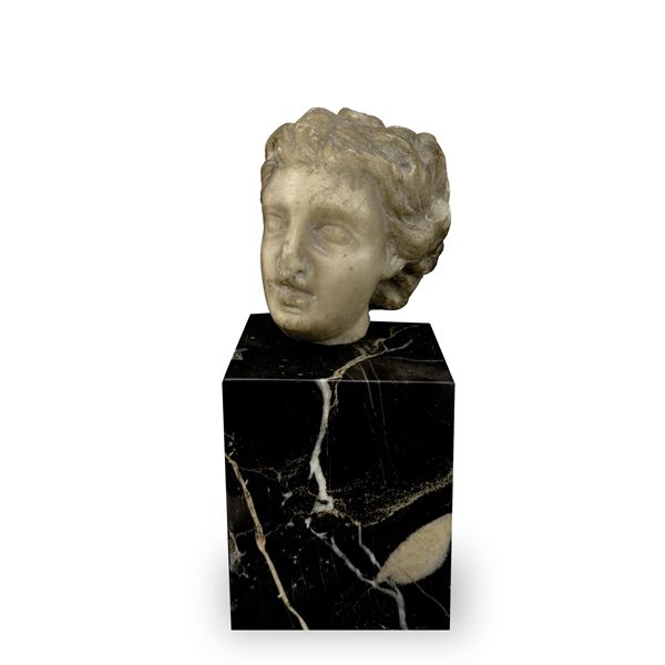 Piccola testa femminile in marmo bianco, probabilmente XVII secolo