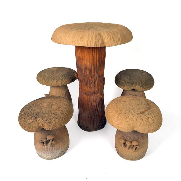 Tavolino e quattro sgabelli in forma di fungo in terracotta