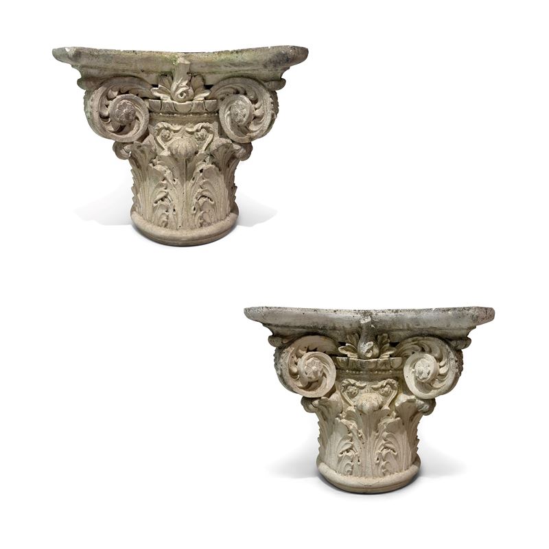 Coppia di capitelli corinzi in conglomerato di pietra, cm. 50x74x74