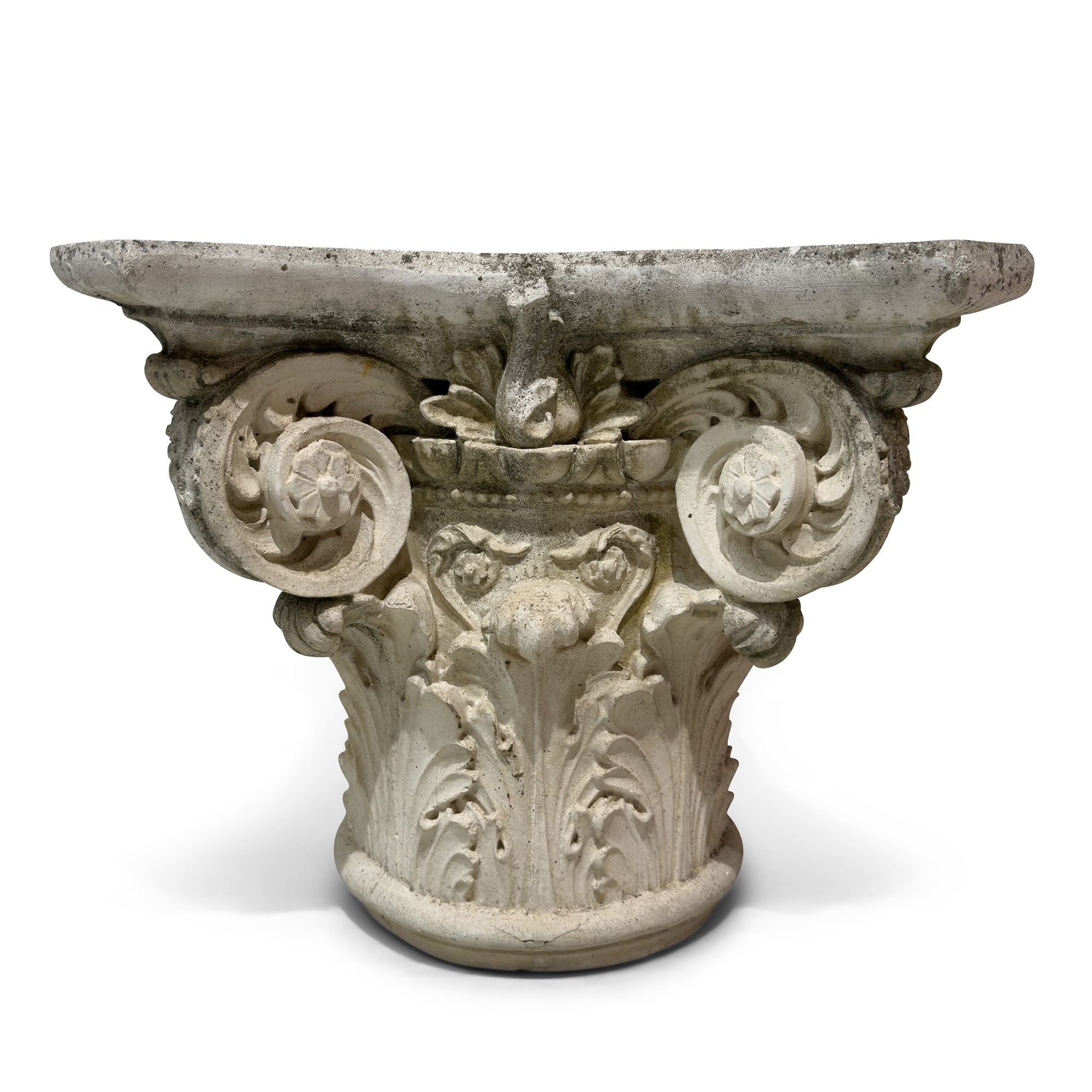 Coppia di capitelli corinzi in conglomerato di pietra, cm. 50x74x74