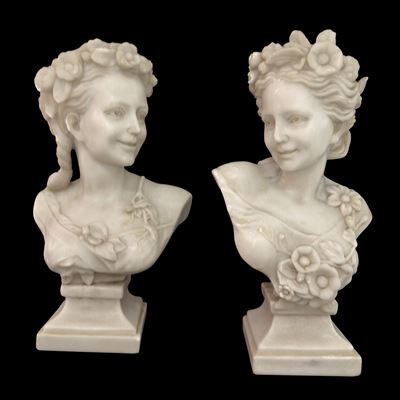 Coppia di busti femminili in marmo bianco raffiguranti un'Allegoria della Primavera