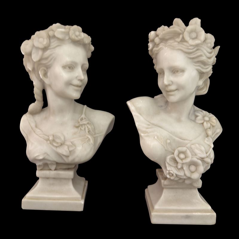 Coppia di busti femminili in marmo bianco raffiguranti un'Allegoria della Primavera