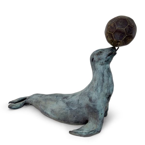 Fontana in bronzo patinato raffigurante una foca che gioca con un palla