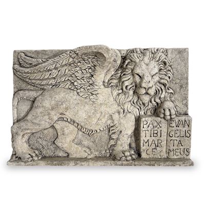 Altorielivo in marmo bianco con il leone marciano, cm. 57x92x9