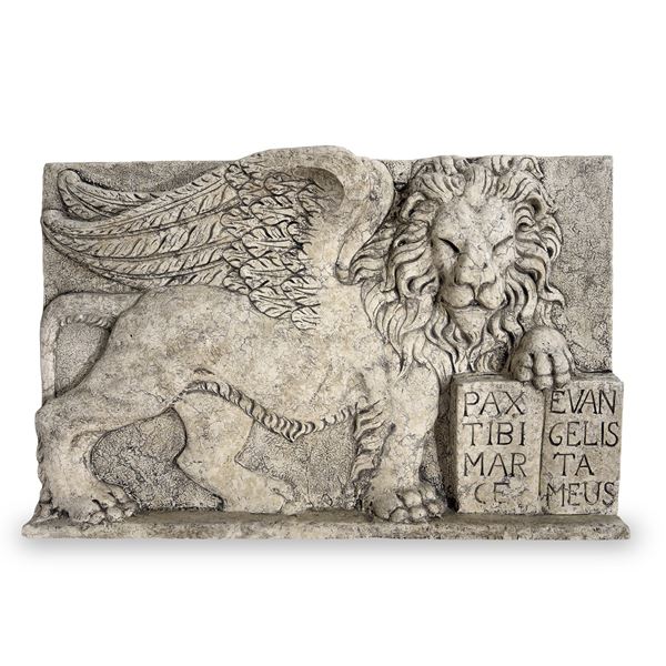 Altorielivo in marmo bianco con il leone marciano