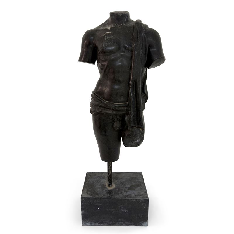 Scultura in marmo nero, Torso maschile acefalo