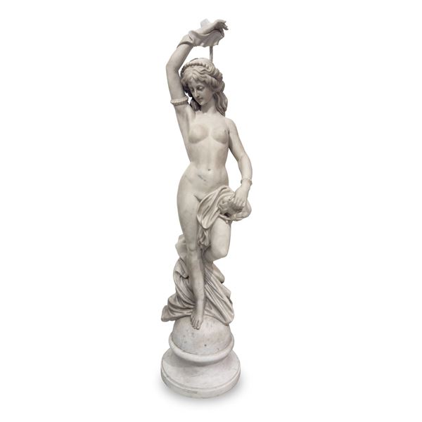 Nudo femminile panneggiato, scultura in marmo bianco