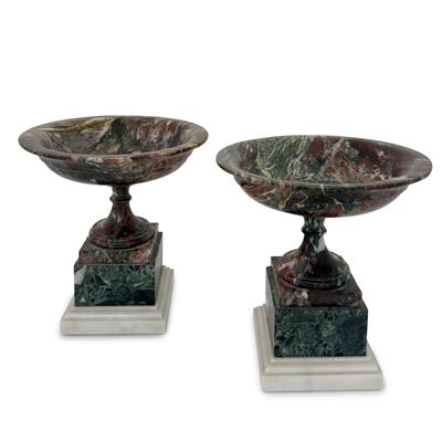 Coppia di alzatine in marmo Fior di Pesco con base quadrata in marmo verde e marmo statuario