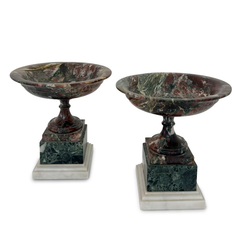 Coppia di alzatine in marmo Fior di Pesco con base quadrata in marmo verde e marmo statuario