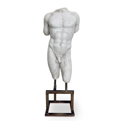 Torso maschile acefalo in marmo statuario con base in ferro battuto