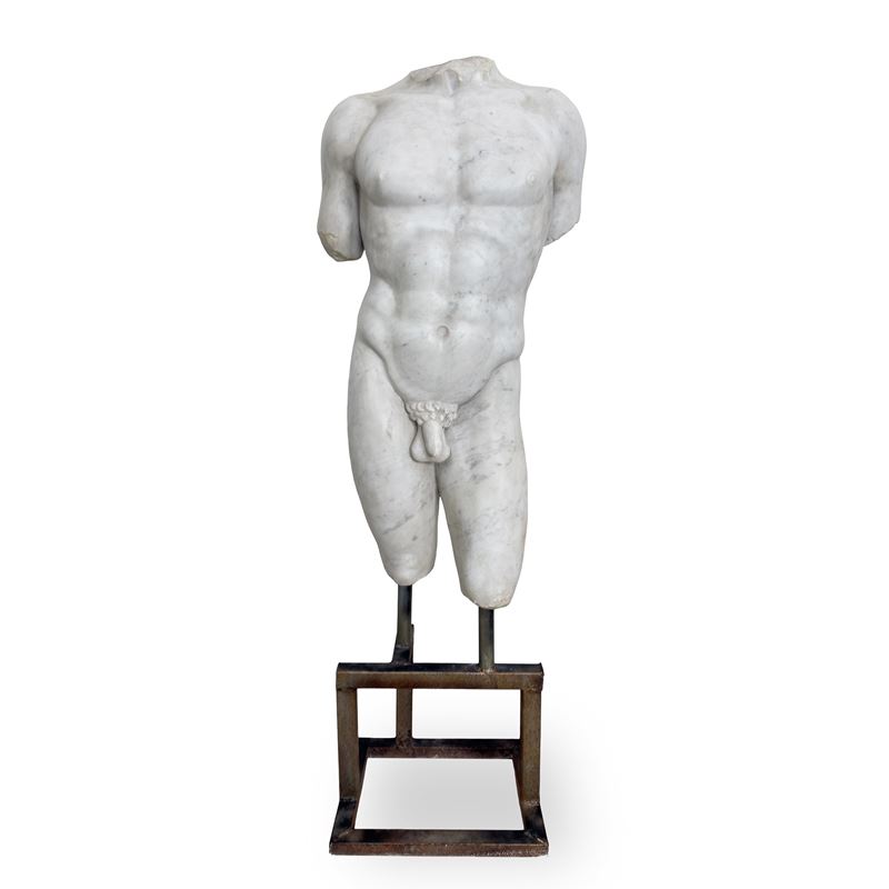 Torso maschile acefalo in marmo statuario con base in ferro battuto