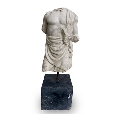 Piccolo torso acefalo drappeggiato, marmo statuario