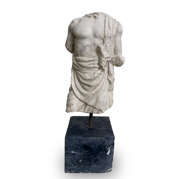 Piccolo torso acefalo drappeggiato in marmo statuario