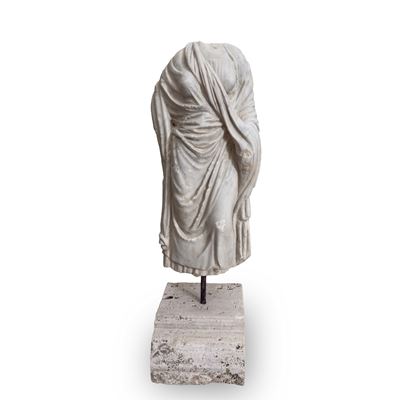 Torso femminile acefalo in marmo statuario con base modanata in travertino