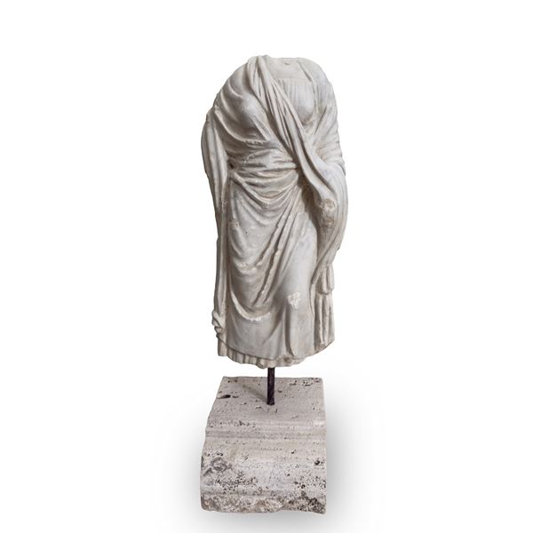 Torso femminile acefalo panneggiato in marmo statuario