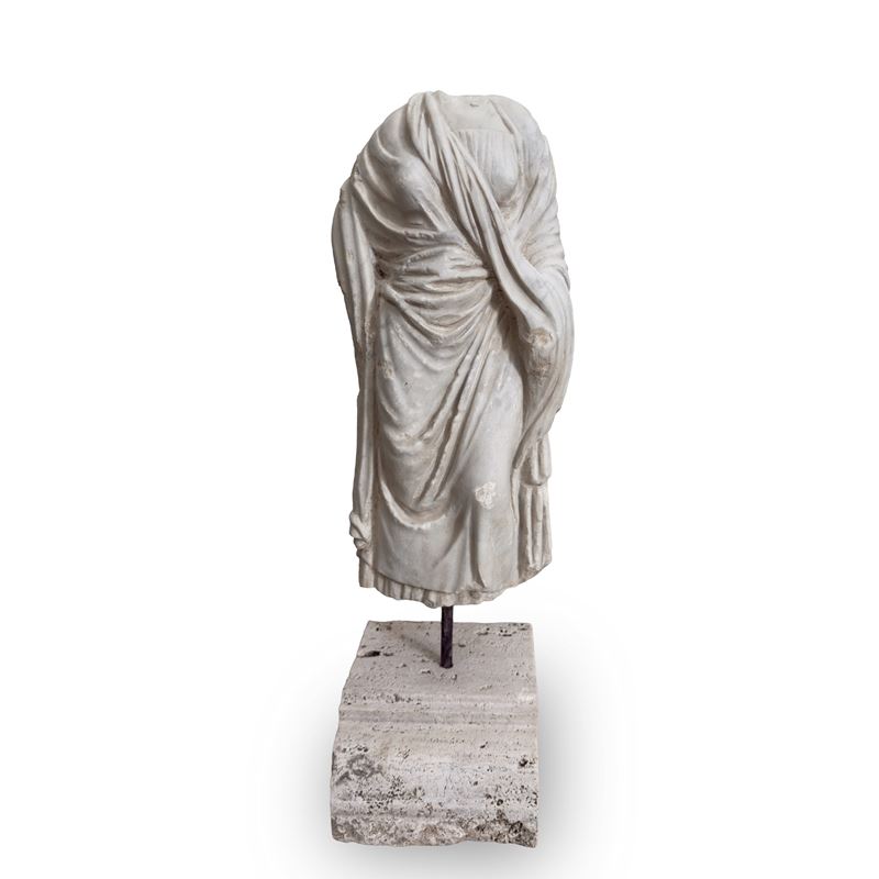 Torso femminile acefalo in marmo statuario con base modanata in travertino