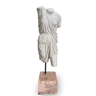 Torso femminile acefalo in marmo statuario, replica dell'Amazzone Ferita