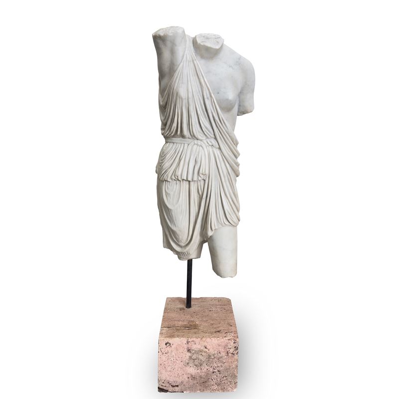Torso femminile acefalo in marmo statuario, replica dell'Amazzone Ferita