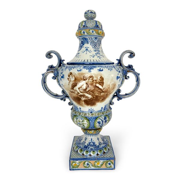 Grande vaso biansato con coperchio in maiolica bianca, probabilmente manifattura Cantagalli