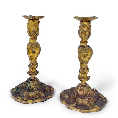 Coppia di candelieri in bronzo dorato, stelo a balaustro, XIX secolo