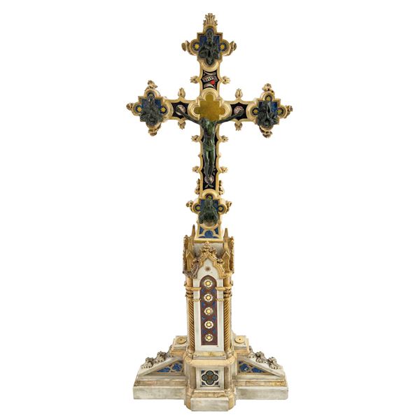 Grande Crocifisso d'altare in marmo bianco e pietre dure policrome, seconda metà del XIX secolo