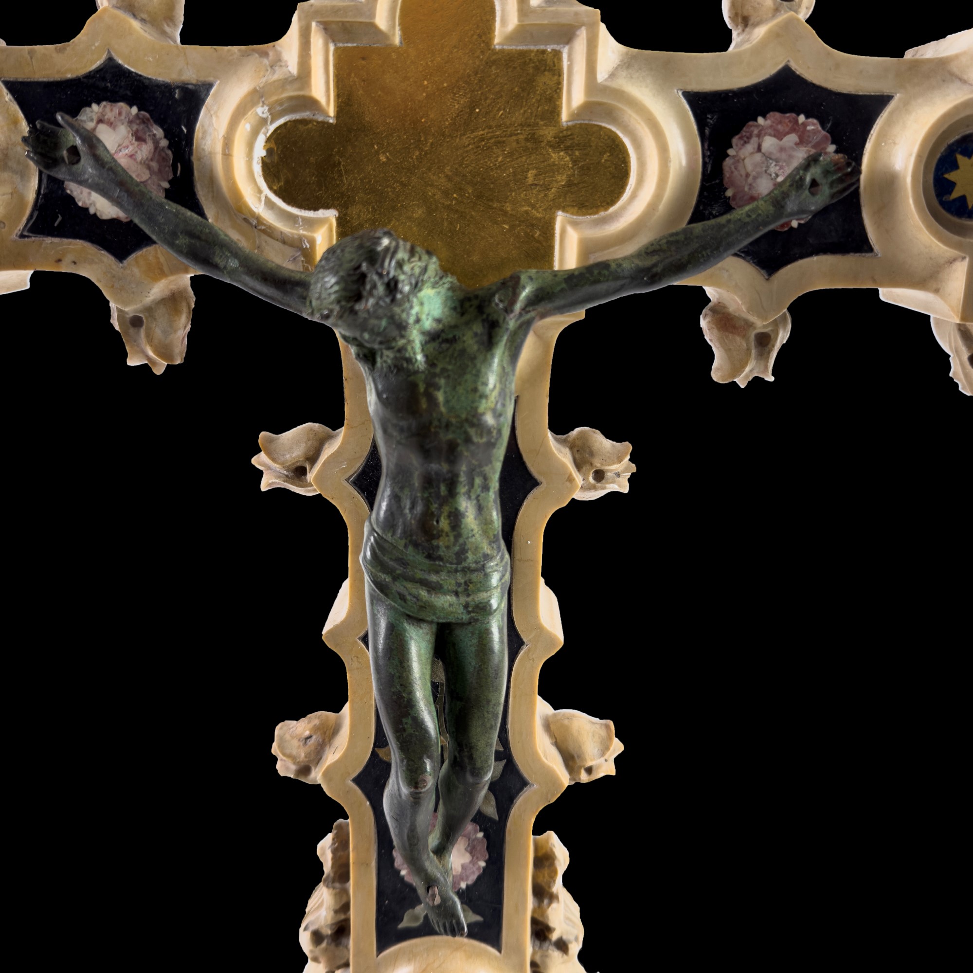 Grande Crocifisso d'altare, marmo bianco e pietre dure policrome, seconda metà del XIX secolo