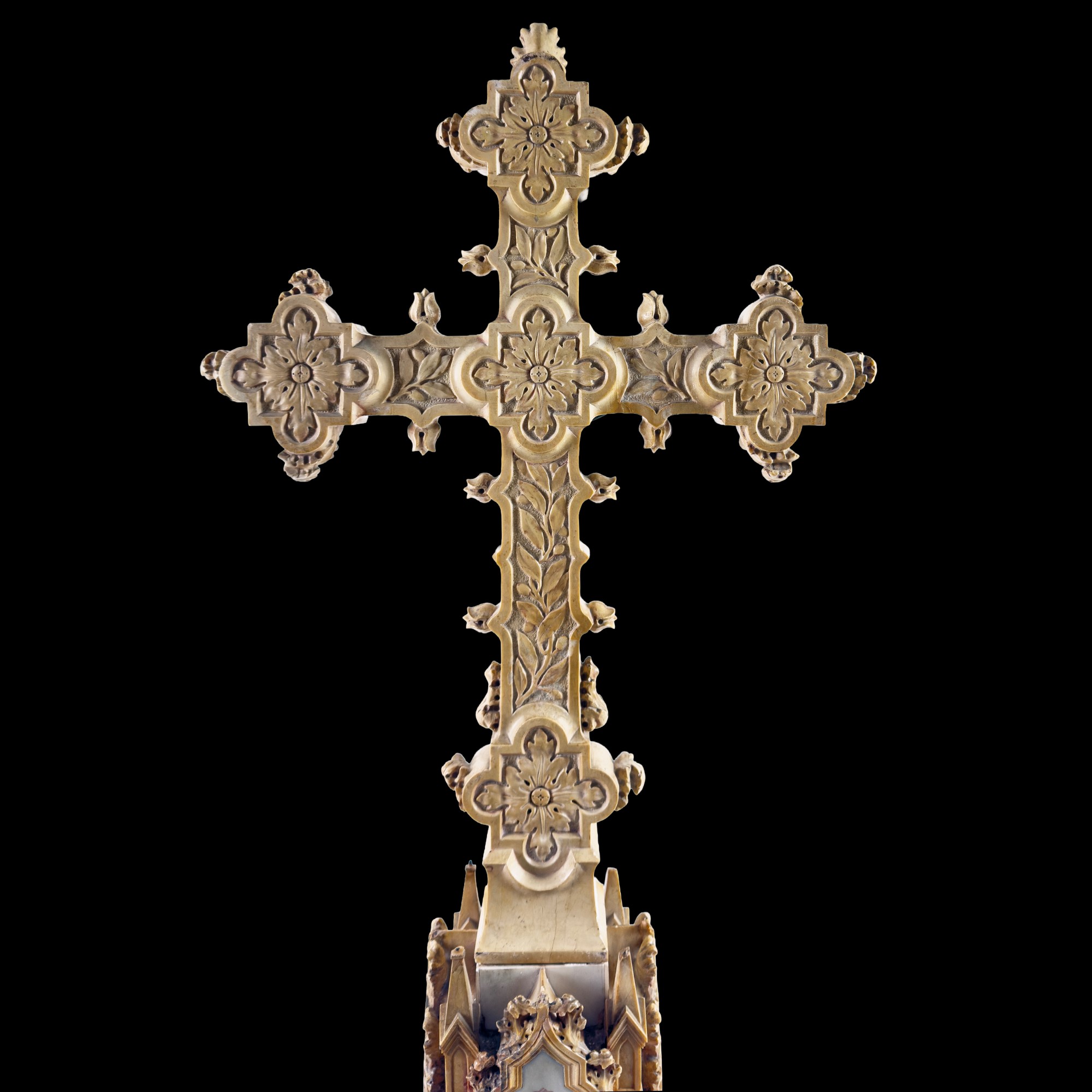 Grande Crocifisso d'altare, marmo bianco e pietre dure policrome, seconda metà del XIX secolo