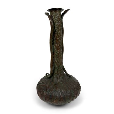 Vaso in rame sbalzato e martellato, XX secolo