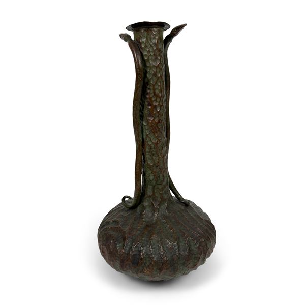 Grande vaso in rame sbalzato e martellato, XX secolo