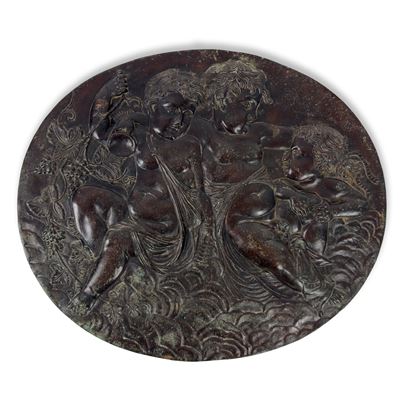 Placca ovale in bronzo patinato, raffigurante tre putti bacchici, XIX/XX secolo