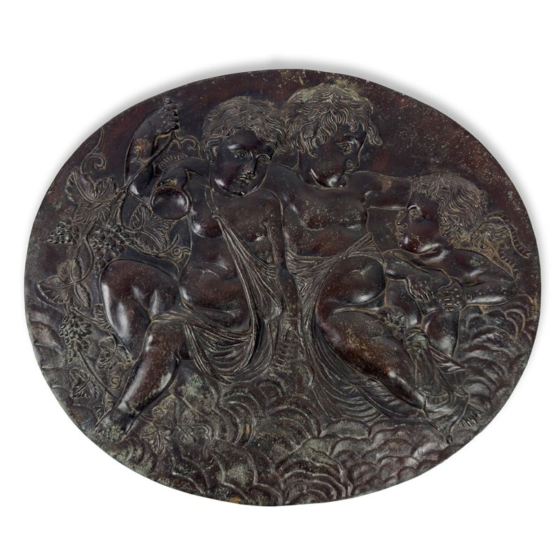 Placca ovale in bronzo patinato, raffigurante tre putti bacchici, XIX/XX secolo