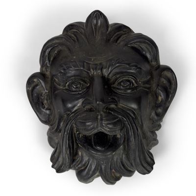 Mascherone di bronzo patinato, XIX secolo, raffigurante volto virile baffuto