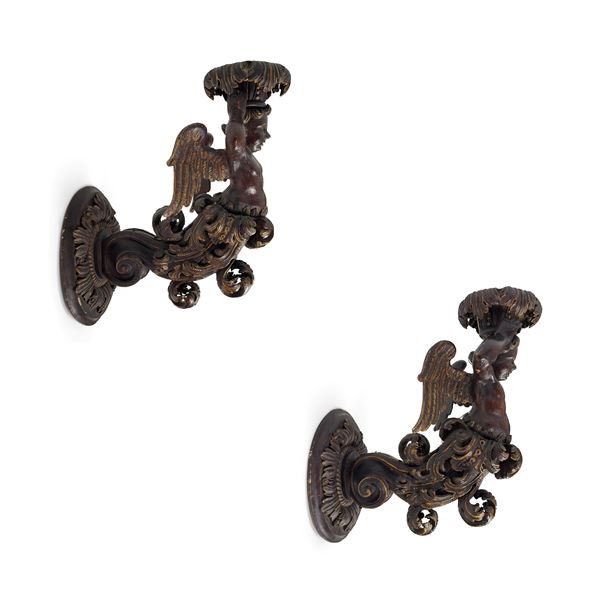 Coppia di importanti bracci da parete in legno lumeggiato in oro, Venezia, XVII secolo