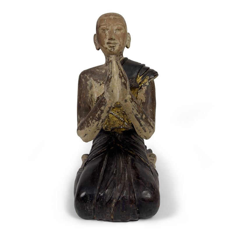 Scultura in legno laccato e dorato, raffigurante un monaco in preghiera