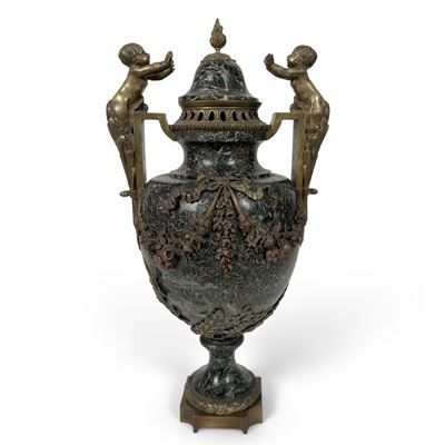 Vaso con coperchio in marmo verde, montato in bronzo dorato