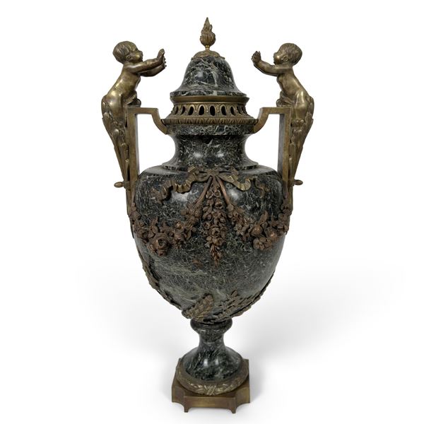 Vaso con coperchio in marmo verde montato in bronzo dorato