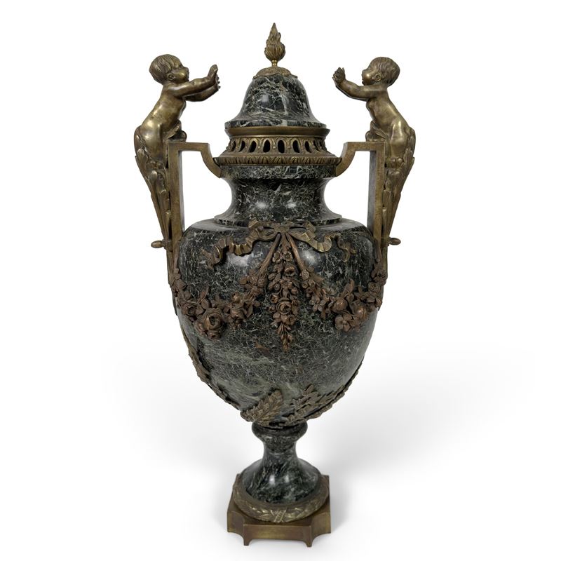 Vaso con coperchio in marmo verde, montato in bronzo dorato