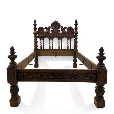 Letto di noce, XVII secolo, con testiera traforata e intagli decorativi