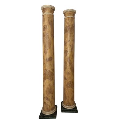 Coppia di colonne a fusto liscio in legno laccato a finto marmo, cm 241