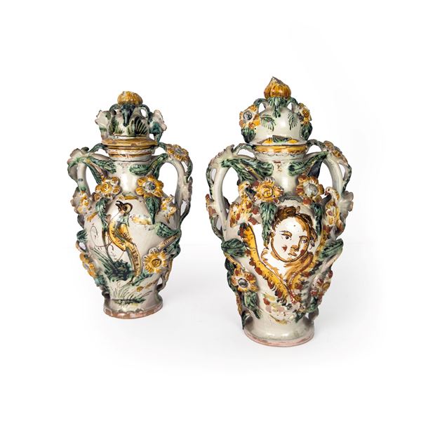 Coppia di vasi con coperchio in maiolica bianca e policroma, Italia Meridionale, XVIII secolo