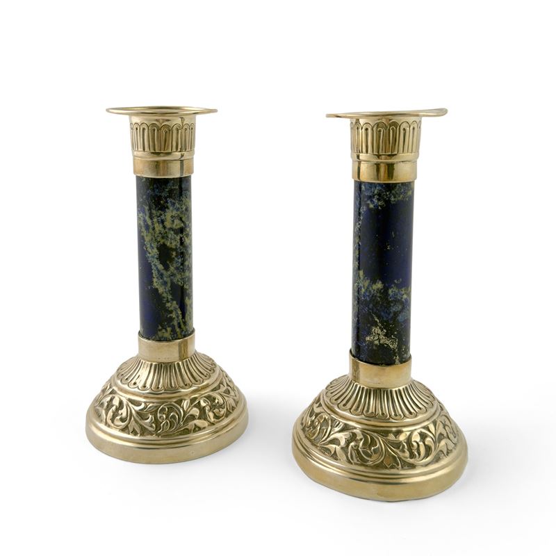 Coppia di candelieri in pietra dura con montatura in argento sbalzato