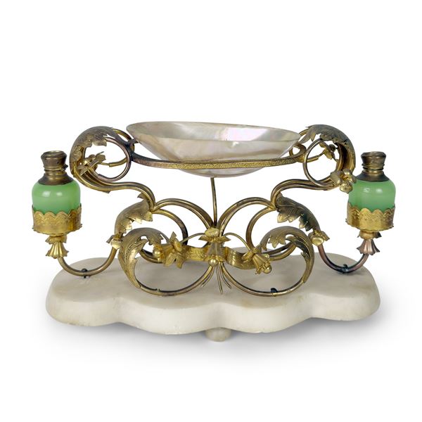 Originale alzata in metallo dorato, periodo Liberty