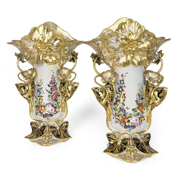 Coppia di vasi a cartoccio in porcellana bianca, dorata e policroma, Francia, XIX secolo